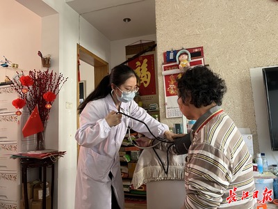 電話解惑、上門(mén)服務(wù) 硚口家庭醫(yī)生團(tuán)隊(duì)，做居民的“私人”健康顧問(wèn)
